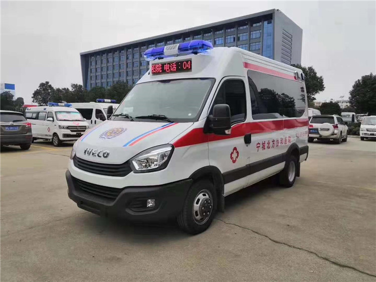 依維柯歐盛救護(hù)車（抬顯警燈）