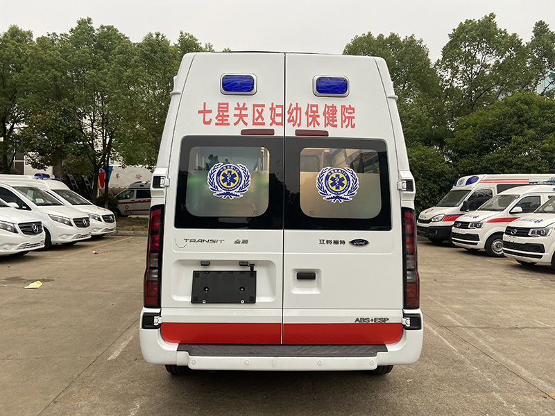 福特V348長軸中頂救護(hù)車