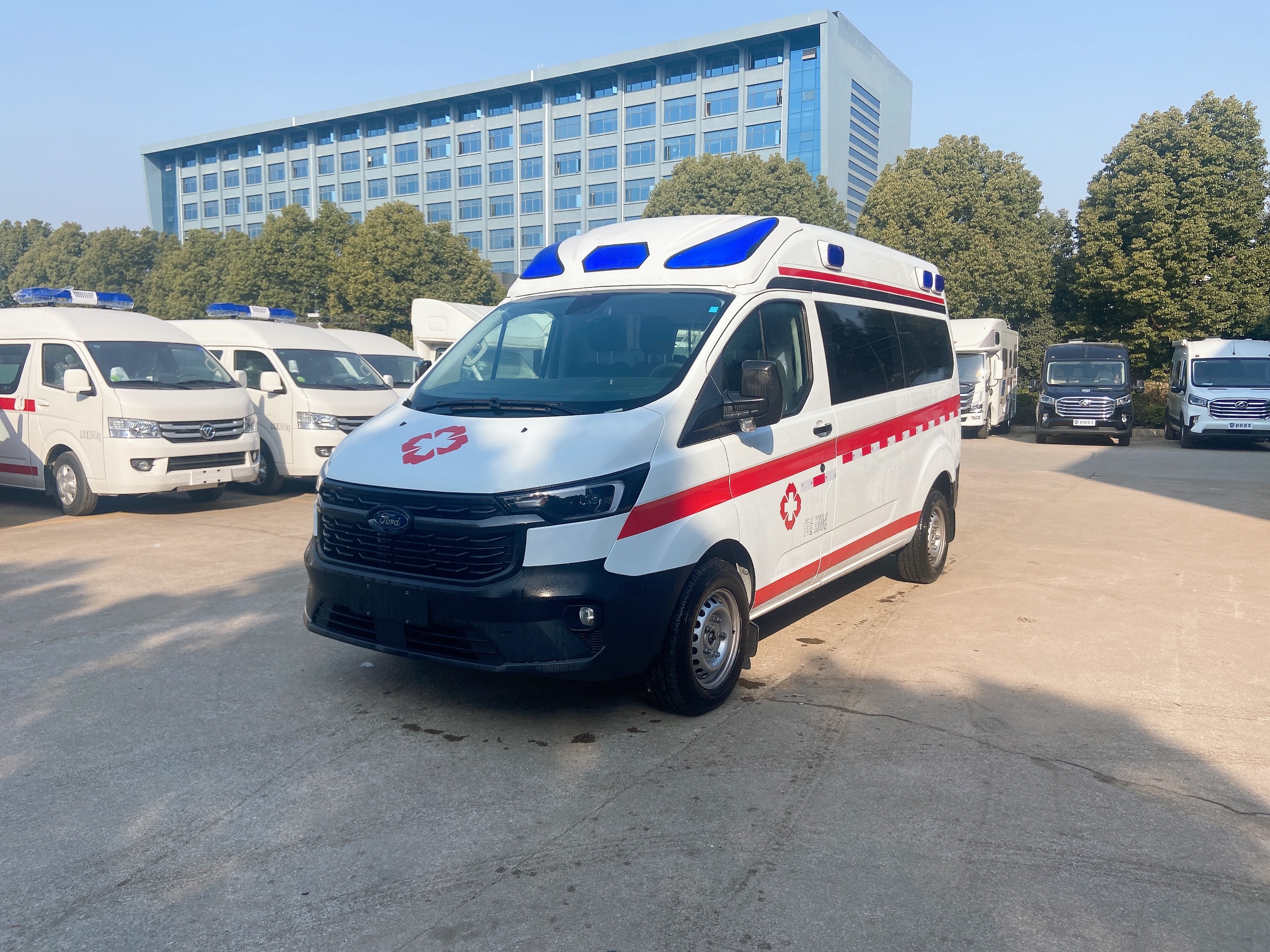 福特新全順短軸中頂運(yùn)輸型救護(hù)車（汽油）
