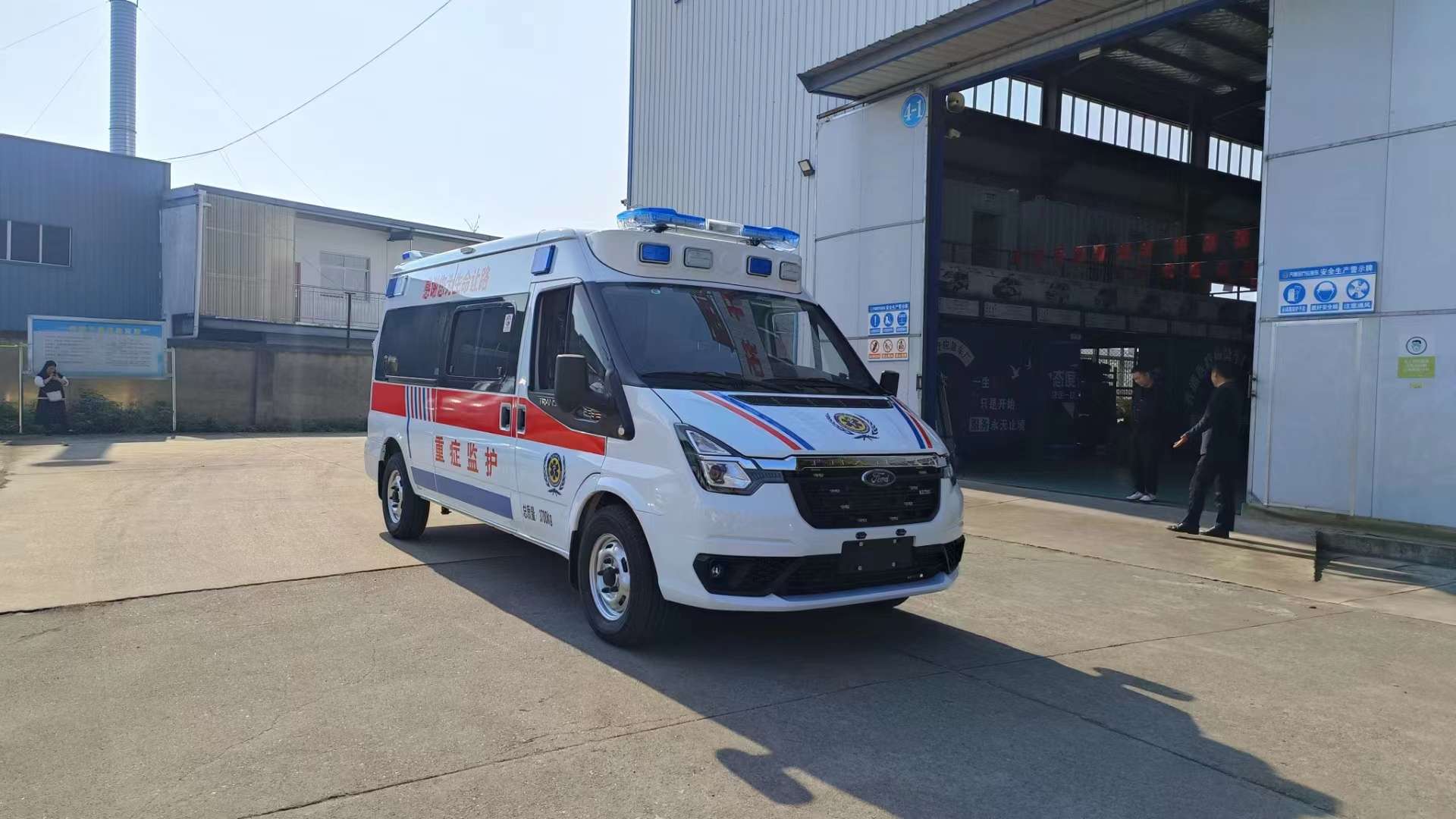 福特V348長軸中頂監(jiān)護(hù)型救護(hù)車
